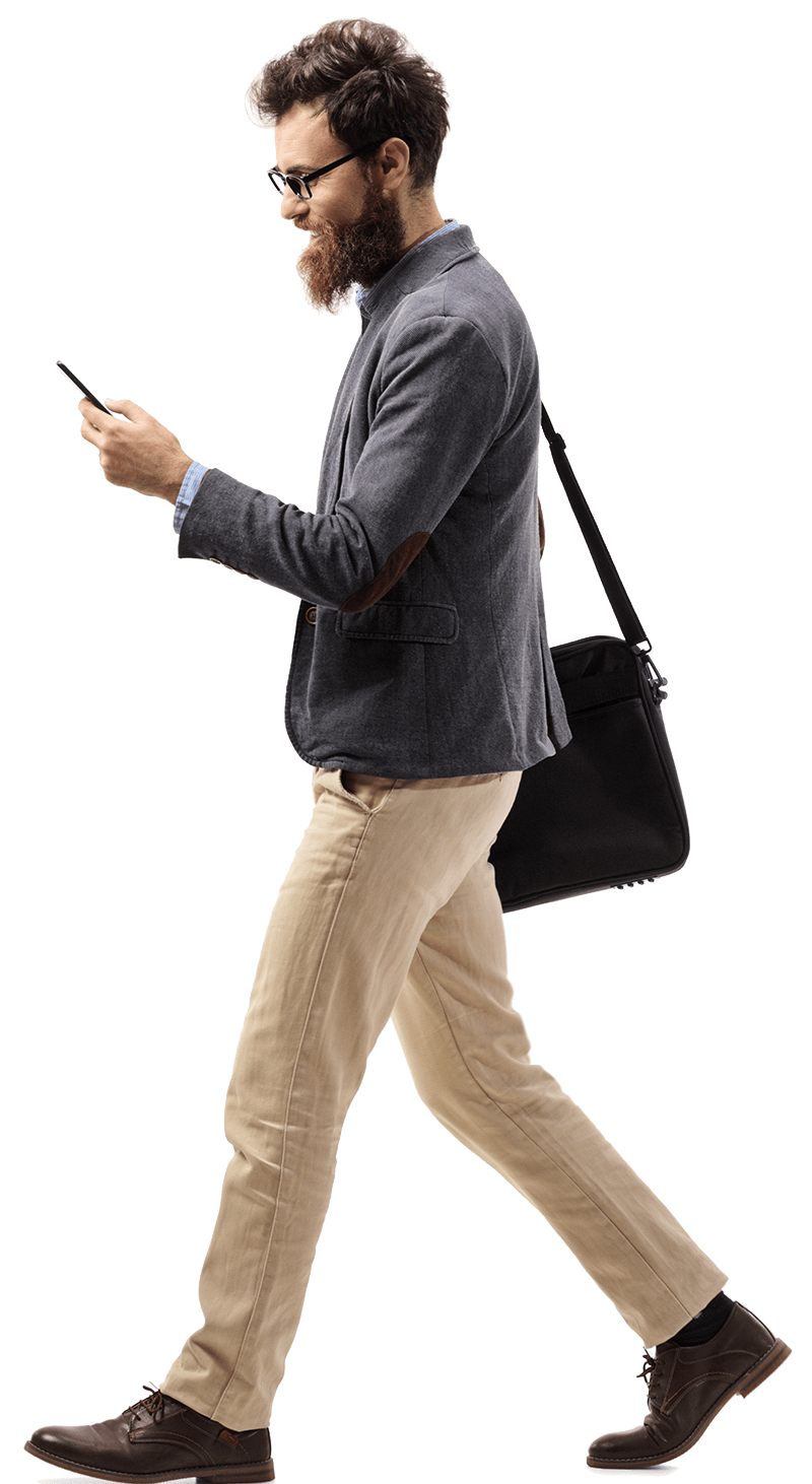 Ein gehender Mann mit Mobiltelefon in der Hand und Umhängetasche