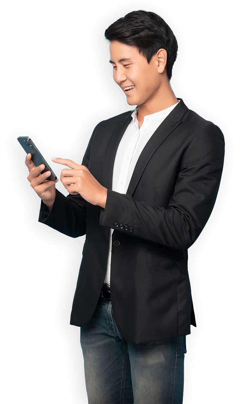 business-hero Ein lächelnder Geschäftsmann mit Handy in der Hand