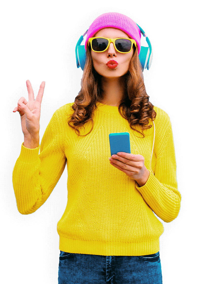 c2c-hero Junge Frau mit Handy und Kopfhörern in bunter Kleidung