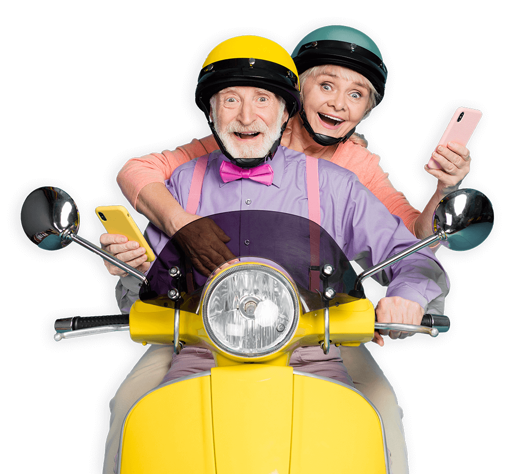 care-hero Frontalansicht von zwei älteren Personen, die auf einem Moped fahren. Beide halten ein Mobiltelefon