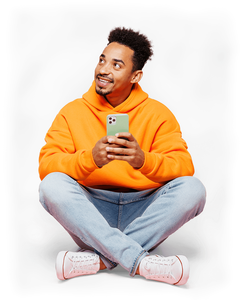 cloud-hero2 Mann sitzt lächelnd auf dem Boden mit einem Handy in beiden Händen