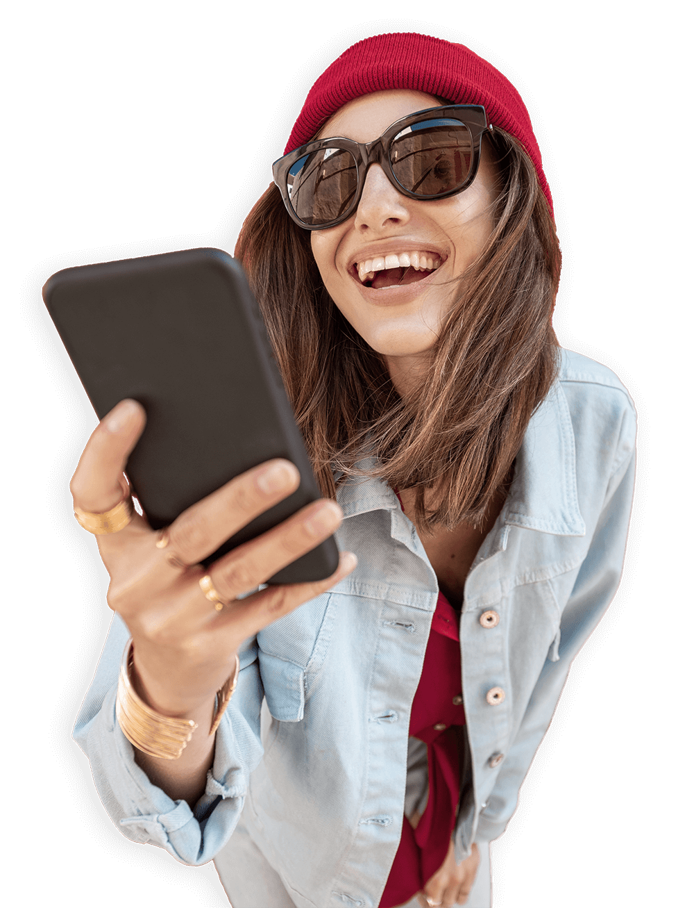 mail-hero Eine lächelnde Frau, die in ein Mobiltelefon schaut