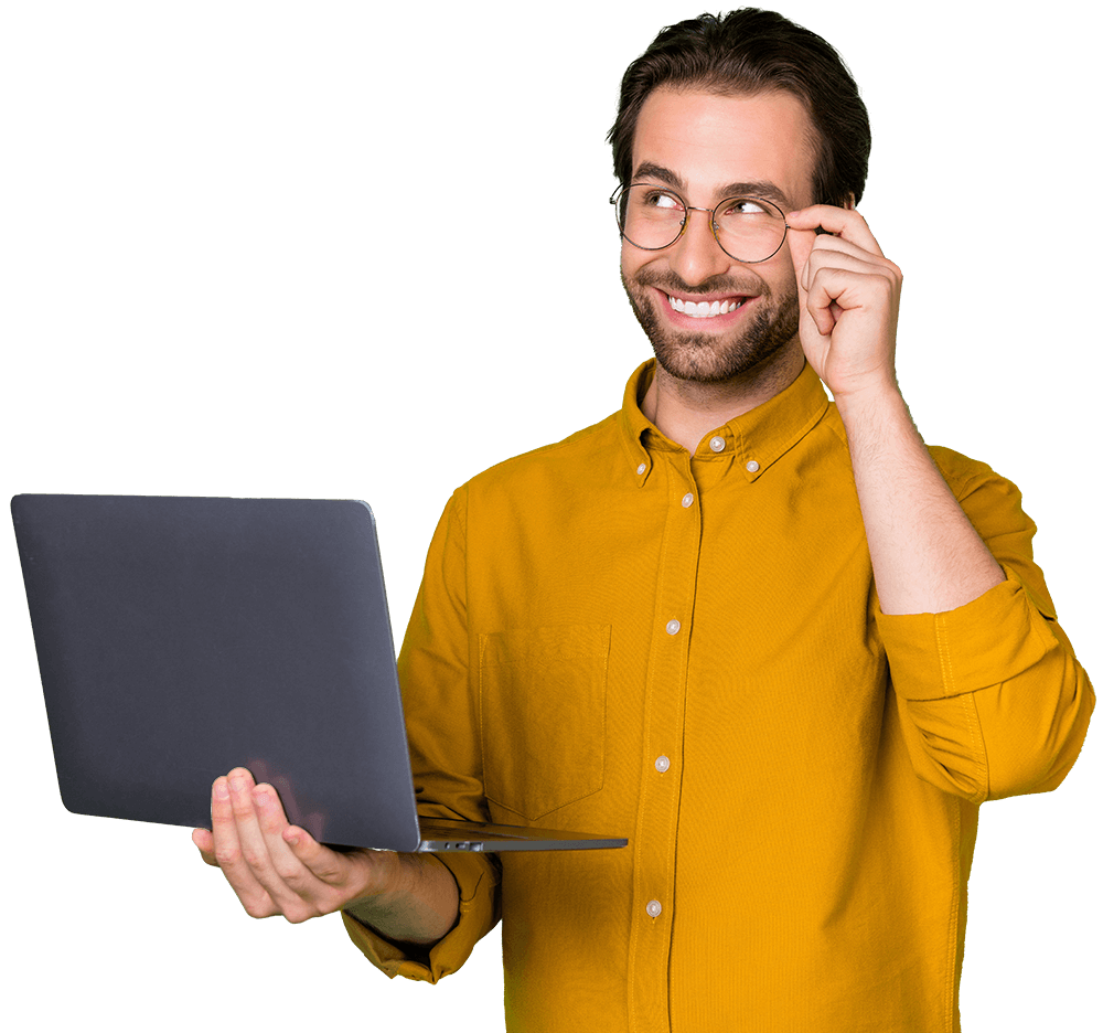 mdm-hero Ein lächelnder Mann fasst sich an die Brille mit einem Laptop in der anderen Hand.